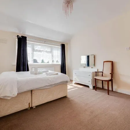 Pass The Keys 3 Bed House, Close To Sale Waterpark Manchester