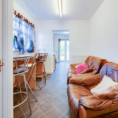 Pass The Keys 3 Bed House, Close To Sale Waterpark * Manchester