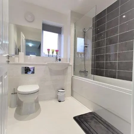 Stylish With Private Bathroom - Close To Cc