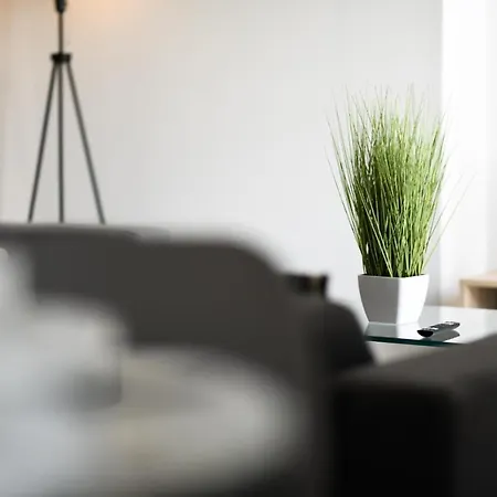 Onpoint - Spacious 2 Bedroom Apt - City Centre With Balcony *