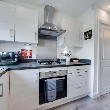 Feriehus Pass The Keys Cheerful 2 Bed With Garage & Garden Close To City Manchester