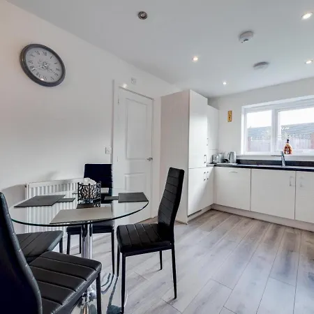 Pass The Keys Cheerful 2 Bed With Garage & Garden Close To City *