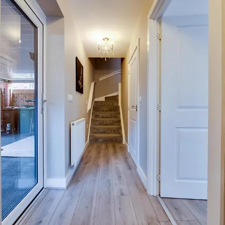 Pass The Keys Cheerful 2 Bed With Garage & Garden Close To City * Manchester