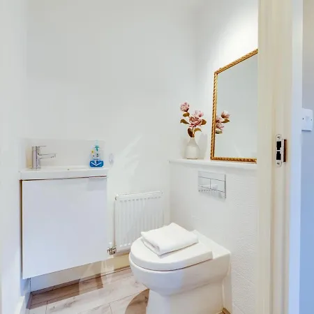 Feriehus Pass The Keys Cheerful 2 Bed With Garage & Garden Close To City Manchester