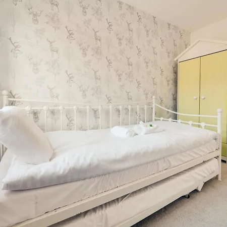 Pass The Keys Cheerful 2 Bed With Garage & Garden Close To City Feriehus Manchester