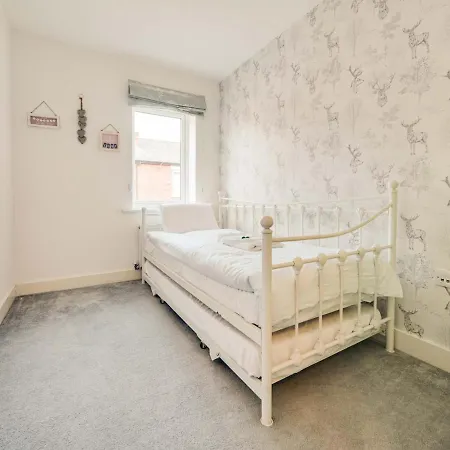 Pass The Keys Cheerful 2 Bed With Garage & Garden Close To City * Manchester