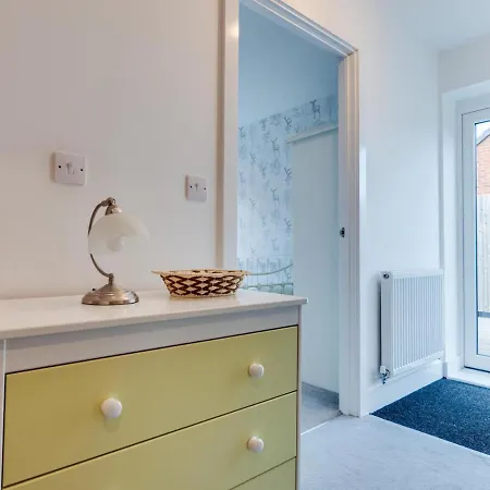 Pass The Keys Cheerful 2 Bed With Garage & Garden Close To City Manchester
