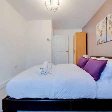 Pass The Keys Cheerful 2 Bed With Garage & Garden Close To City * Manchester
