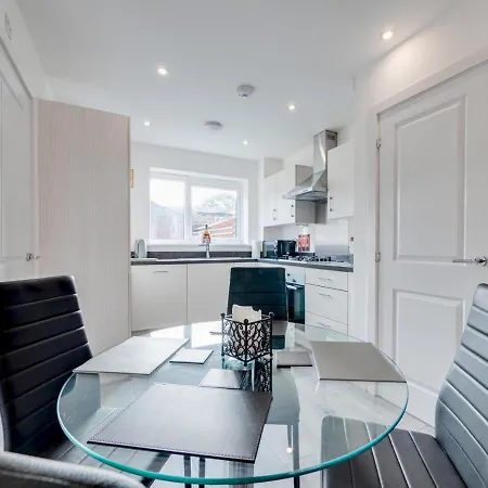 Pass The Keys Cheerful 2 Bed With Garage & Garden Close To City