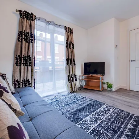 Pass The Keys Cheerful 2 Bed With Garage & Garden Close To City