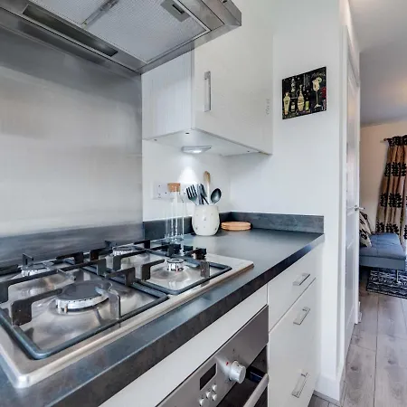 Holiday home Pass The Keys Cheerful 2 Bed With Garage & Garden Close To City *