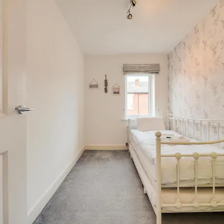 Pass The Keys Cheerful 2 Bed With Garage & Garden Close To City Holiday home *