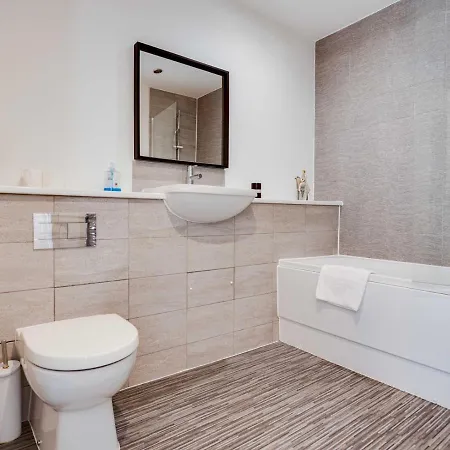 Pass The Keys Cheerful 2 Bed With Garage & Garden Close To City * Manchester
