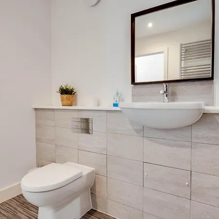 Feriehus Pass The Keys Cheerful 2 Bed With Garage & Garden Close To City
