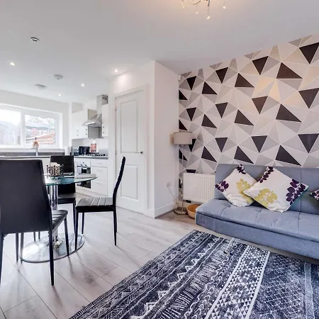 Feriehus Pass The Keys Cheerful 2 Bed With Garage & Garden Close To City