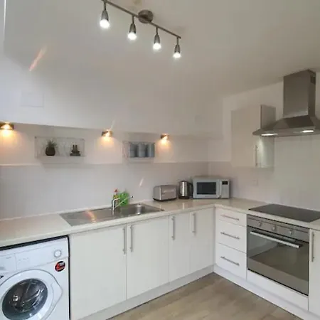 Double In Large Townhouse Near Salford Quays Δωμάτια σε οικογενειακή κατοικία Μάντσεστερ