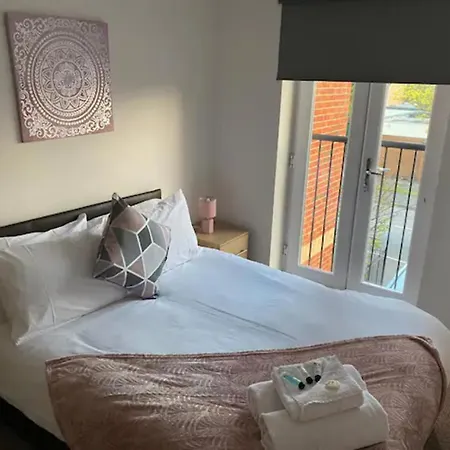 Double In Large Townhouse Near Salford Quays