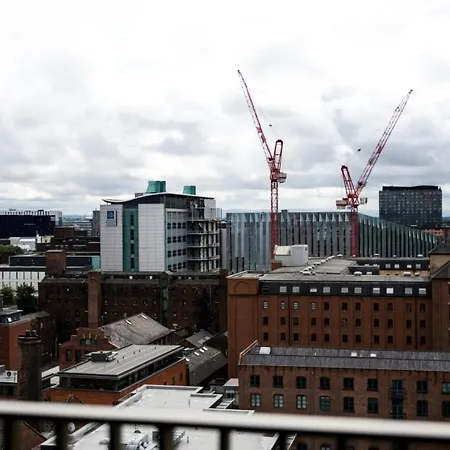 Onpoint - Spacious 2 Bedroom Apt - City Centre With Balcony