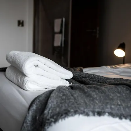 Onpoint - Spacious 2 Bedroom Apt - City Centre With Balcony *