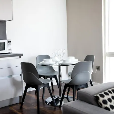 Onpoint - Spacious 2 Bedroom Apt - City Centre With Balcony *