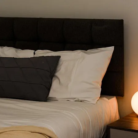 Onpoint - Spacious 2 Bedroom Apt - City Centre With Balcony *