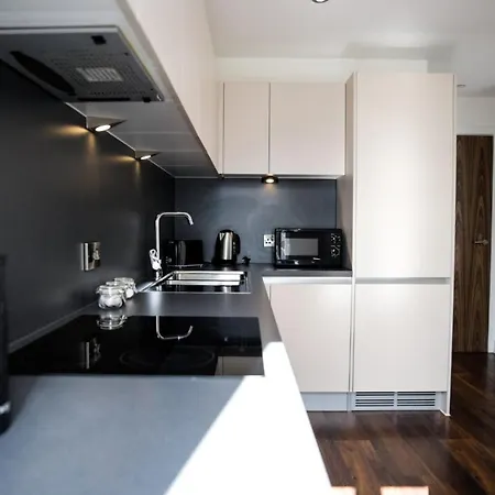 Onpoint - Spacious 2 Bedroom Apt - City Centre With Balcony