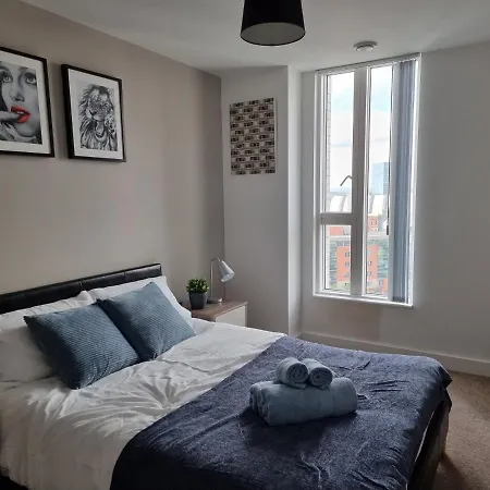 Onpoint - Spacious 2 Bedroom Apt - City Centre With Balcony Apartment