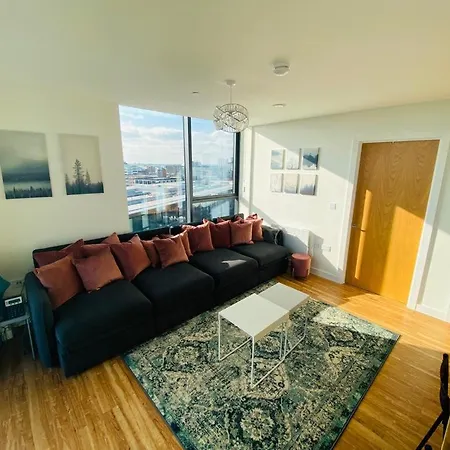 Penthouse With Balcony Views *