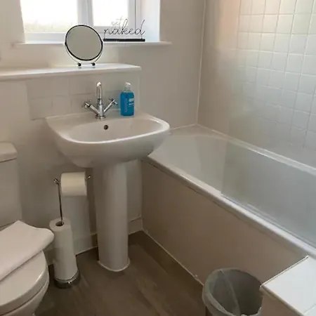Double In Large Townhouse Near Salford Quays