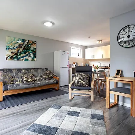 Апартаменты Pass The Keys Modern 1Bed Apartment With Parking - Gated Grounds *