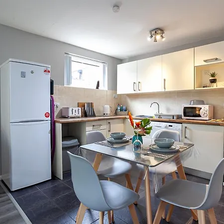 Апартаменты Pass The Keys Modern 1Bed Apartment With Parking - Gated Grounds Манчестер