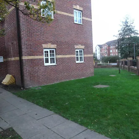 Larch Gardens 2 Bedroom Flat * Manchester