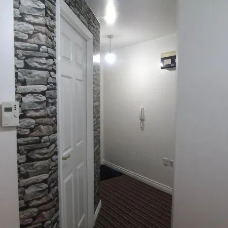 Larch Gardens 2 Bedroom Flat Apartment Manchester