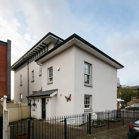 The Finney - Gorgeous, Chic 3 Bedroom House