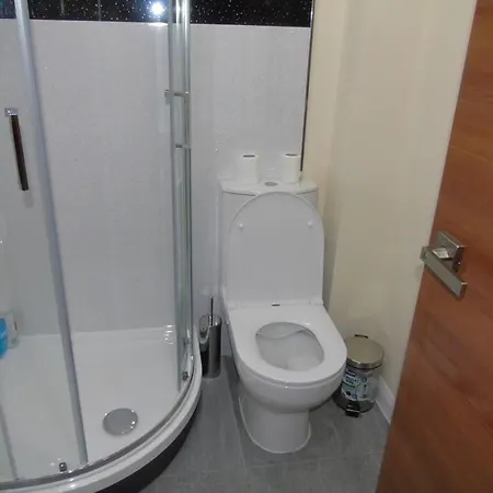 Amina Road 2 Bedroom Apartment * Манчестер