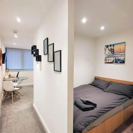Apartment New Listing Close To Oxford Road Train Station *