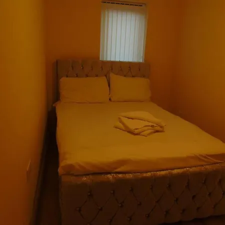 Апартаменты Amina Road 2 Bedroom Apartment Манчестер