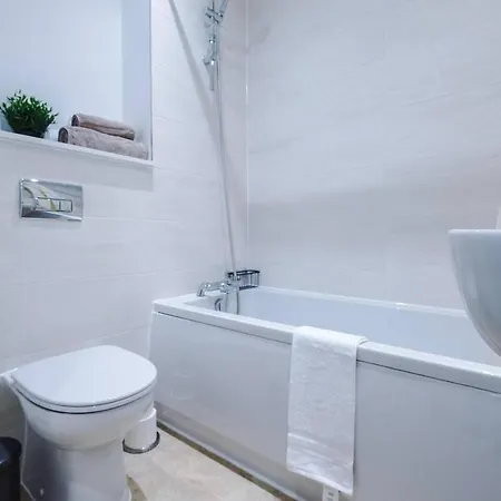 Immaculate 3-Bed House In Salford