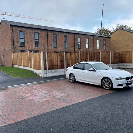 Immaculate 3-Bed House In Salford