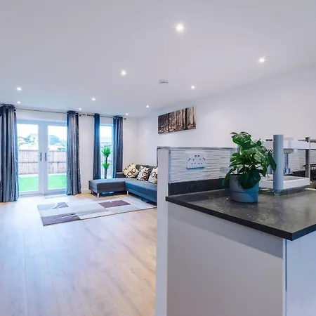 Immaculate 3-Bed House In Salford * Manchester