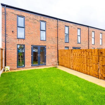 Feriehus Immaculate 3-Bed House In Salford Manchester