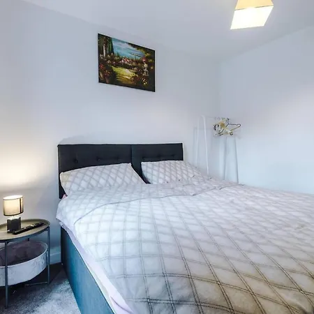 Feriehus Immaculate 3-Bed House In Salford
