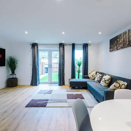 Immaculate 3-Bed House In Salford Manchester