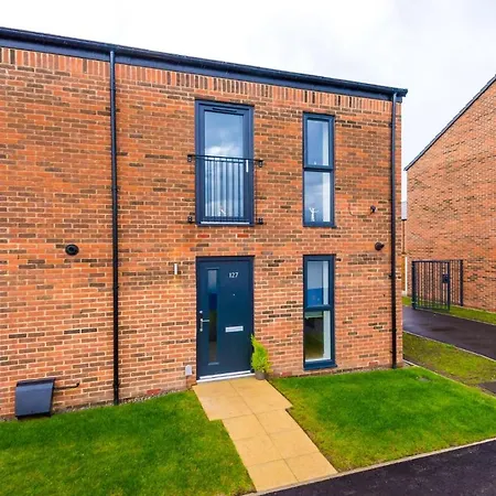 Immaculate 3-Bed House In Salford Holiday home *