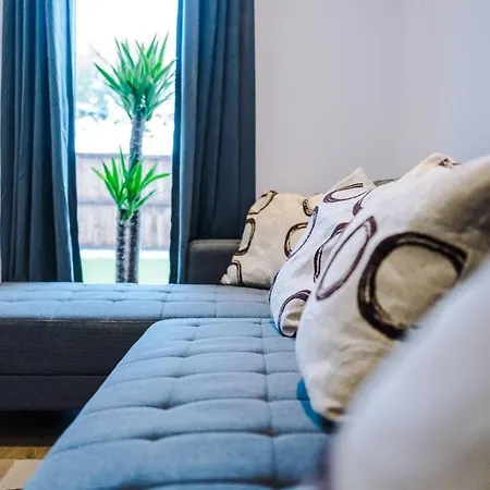 Immaculate 3-Bed House In Salford Feriehus