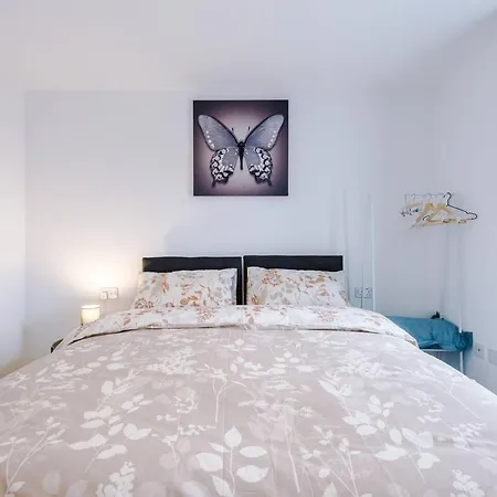 Holiday home Immaculate 3-Bed House In Salford