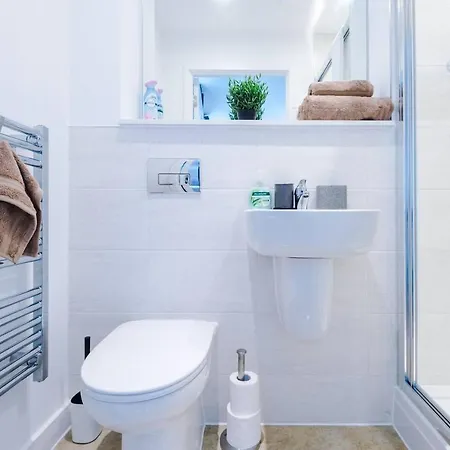 Holiday home Immaculate 3-Bed House In Salford