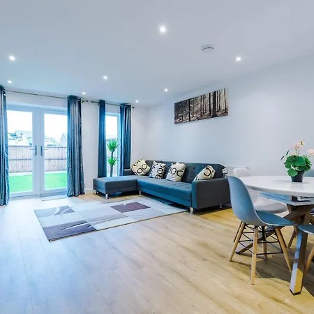Immaculate 3-Bed House In Salford *