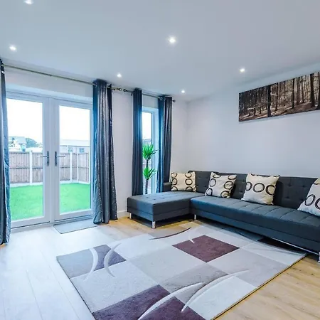 Immaculate 3-Bed House In Salford