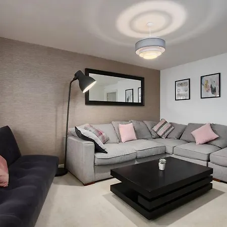 Elegant 4 Bedroom House - Parking - Garden * Manchester
